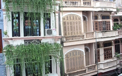 Nín thở sống cạnh... nhà chờ sập