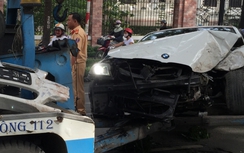 Xe BMW bạc tỷ móp đầu vì tông cây xanh bên đường