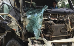 Hà Nội: Xe bồn húc đuôi xe buýt, hành khách hoảng loạn