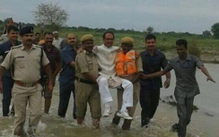 Thị sát vùng lũ, Thống đốc Ấn Độ được bế qua chỗ ngập