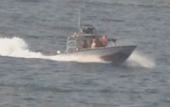 4 tàu cao tốc Iran chặn tàu khu trục tên lửa Mỹ