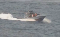 Súng nổ khi xuồng cao tốc Iran đòi chặn tàu khu trục Mỹ