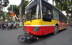 Xe buýt gây tai nạn liên hoàn, một cô gái tử vong