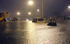 Tân Sơn Nhất: Mưa ngập bãi đỗ vì không thoát nước được