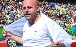 Á quân Olympic tặng huy chương cậu bé ung thư