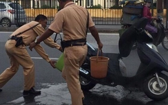 Hà Nội: CSGT dập lửa xe máy bốc cháy ngay trên đường