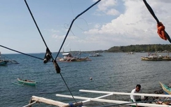 Tàu Trung Quốc ồ ạt vào bãi cạn Scarborough, Philippines lo sốt vó