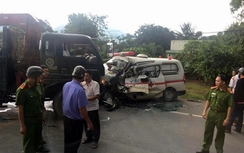 Bình Thuận: Xe cứu thương đối đầu xe tải 3 người thương vong