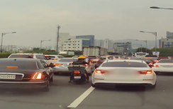 Xe thường dân dẹp đường cho xe ưu tiên