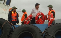 Cứu 5 thuyền viên trên tàu cá gặp nạn vào bờ an toàn