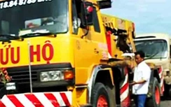Xe đưa rước công nhân đâm gãy trụ điện, 5 người bị thương