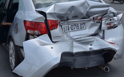 Xe 16 chỗ "hôn" đuôi ô tô con, khách hoảng hốt