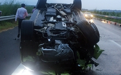 Đâm vào rào chắn, ô tô "phơi bụng" trên cao tốc TP.HCM-Long Thành
