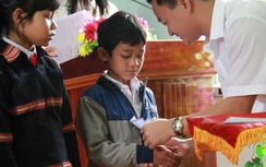 Báo Giao thông trao học bổng cho học sinh Tây Nguyên