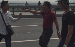 Phóng viên bị đánh chảy máu, cảnh sát nói "thái độ không đúng"!