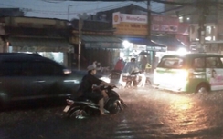 Mưa lớn: TP.HCM ngập nặng, nhiều chuyến bay không thể hạ cánh