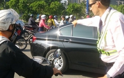 Ông Tây đeo cravat điều tiết giao thông trên Xa lộ Hà Nội