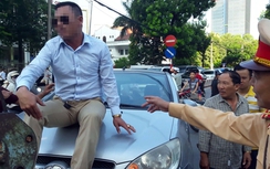 Tài xế cố thủ trên nắp capo bị phạt 22 triệu đồng