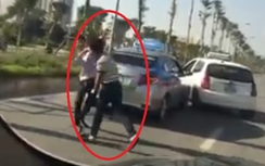 Va chạm giao thông, 2 tài xế taxi choảng nhau giữa đường