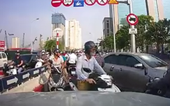 Hàng loạt ô tô, xe máy nối đuôi nhau vi phạm giao thông