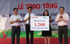 Trao tặng 1.200 mũ bảo hiểm cho học sinh