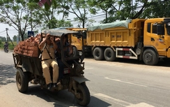 Xe chở cồng kềnh vùng ven chạy tán loạn khi gặp CSGT