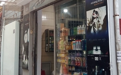 Bỏ ngỏ quản lý hàng xách tay, dân gánh họa