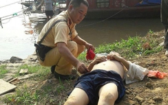 CSGT đi ca nô ra giữa sông Hồng cứu người tự tử