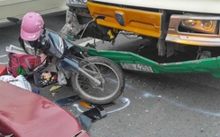 Giải cứu cô gái trẻ bị mắc kẹt giữa 2 xe ô tô