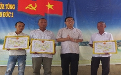 Khen thưởng ngư dân cứu hộ tàu bị chìm trên vùng biển Cồn Cỏ