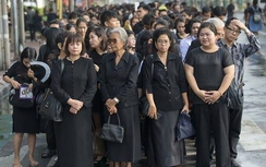 Để tang Vua Thái Lan 1 năm, treo cờ rủ 1 tháng