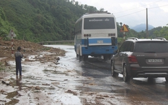 Ảnh: Mưa lớn, sạt lở dọc đường HCM nhánh Tây, QL9