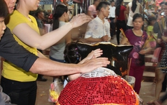 Hàng nghìn người trẩy hội Dinh Thầy Thím
