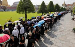 Video: Người Thái xếp hàng dài chờ linh cữu Quốc vương Bhumibol