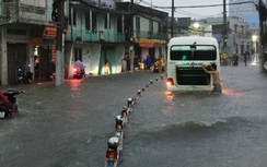TP.HCM: Đường biến thành sông sau cơn mưa như trút nước