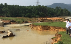 Hà Tĩnh: Nước lũ cuốn trôi cầu liên xã