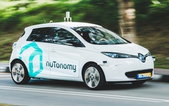 Xe không người lái “cà khịa” xe tải ở Singapore