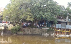 Người mẹ ngã khuỵu khi thấy thi thể con nổi trên sông An Cựu