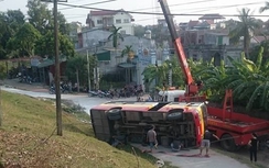 Hốt hoảng xe khách lật nghiêng trên dốc đê