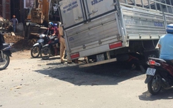 Xe tải sụp hố thi công, người đi đường chạy dạt