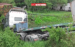 Cần Thơ: Xe đầu kéo mất lái “đốn hạ” 3 cột điện