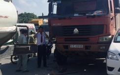 Xe ben đâm liên hoàn dưới chân cầu vượt Tân Vạn