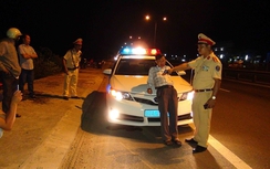 Tài xế say rượu, chửi CSGT rồi cố thủ trong xe