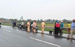 Người mẹ chở con gục chết bên đường ở Thái Bình