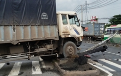 TP.HCM: Xe tải húc gãy trụ đèn, biển báo, QL1 kẹt cứng