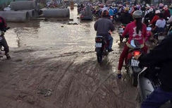 Đường dẫn vào cầu Sông Tra ngập như sông