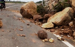 Mưa lớn, đường ven biển Ninh Thuận sạt lở nghiêm trọng