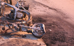 Xe tay ga bốc cháy ngùn ngụt trên cầu Phú Mỹ