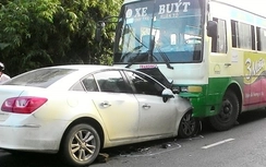 Tông thẳng vào gầm xe buýt, nữ tài xế hút chết