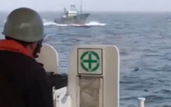 Video: Cảnh sát Hàn Quốc nã đạn đuổi 30 tàu cá Trung Quốc